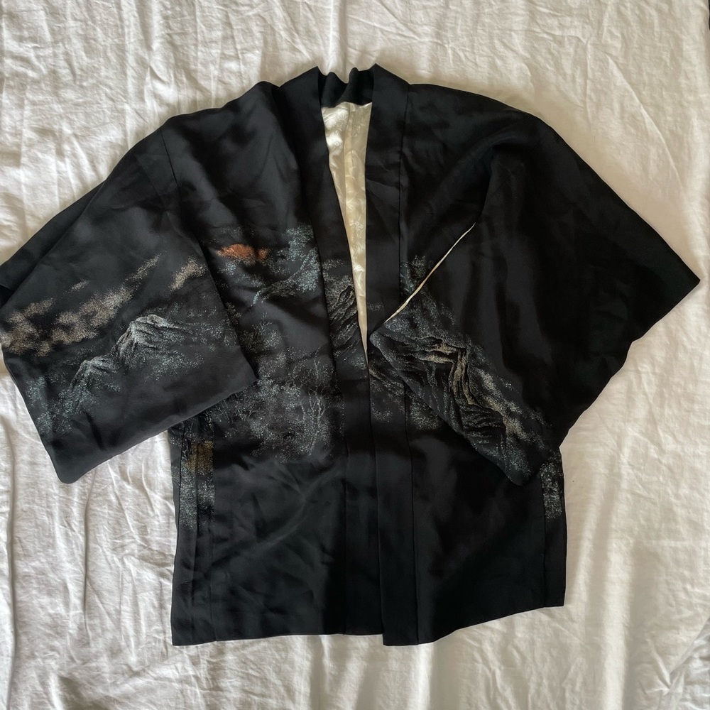 LAST DAY 11/17 🚨 BUNDLE OR OFFER 🚨 Vintage Silk kimono w shimmering embroidery